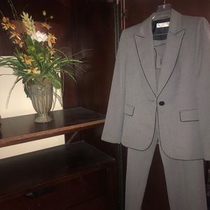 Tahari 2 piece pant suit.